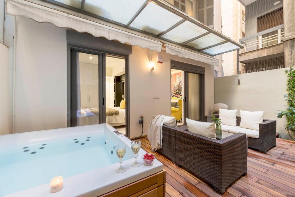 Posh 1-BDRM Apt, W Private Patio & Jacuzzi!