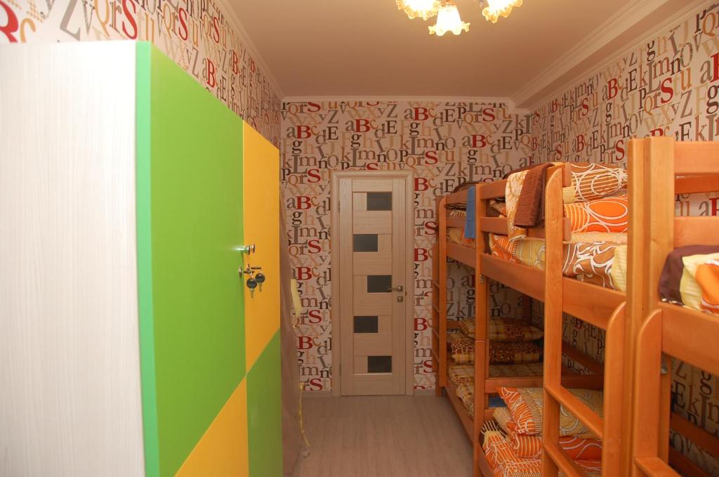 Palanda nebo palandy na pokoji v ubytování Green Apple Hostel
