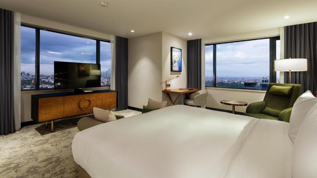 Hilton Istanbul Maslak - Habitación Deluxe Con Cama Extragrande En Esquina