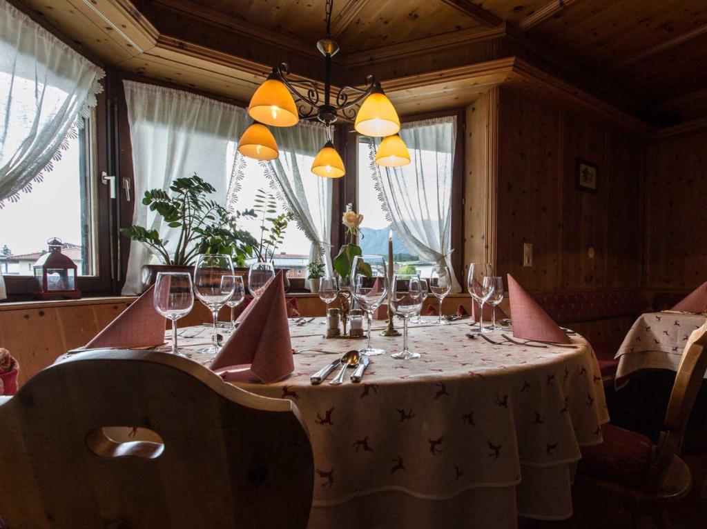 Reštaurácia alebo iné gastronomické zariadenie v ubytovaní Landhotel Jäger TOP