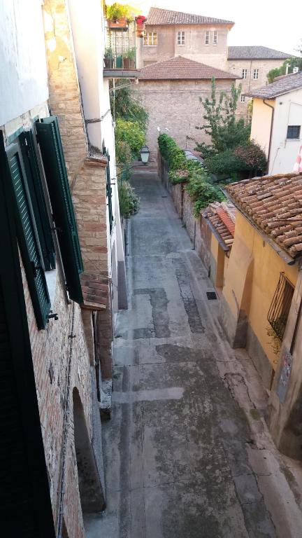 an alley way between two buildings in a city at Casa Betta & Colombo in Perugia