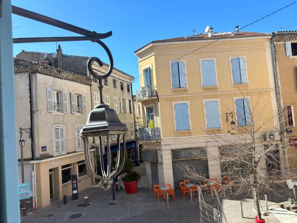 a street light in front of some buildings at L'Ecrin Léopold - Centre ville in Montélimar