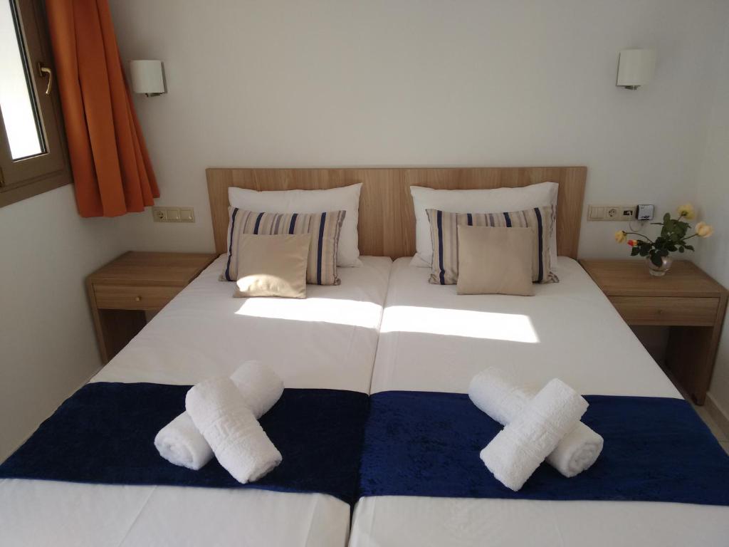 スタリスにあるCasa Malenaの白い枕3つ付きのベッド
