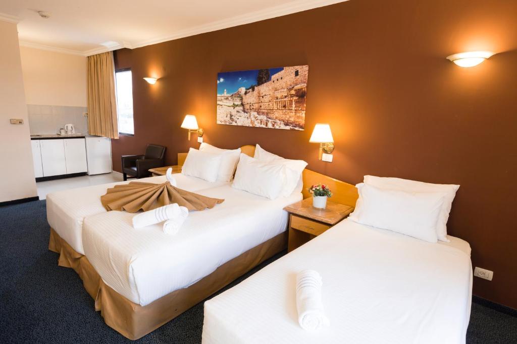 Ένα ή περισσότερα κρεβάτια σε δωμάτιο στο Jerusalem Gardens Hotel