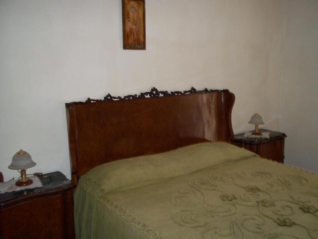 una camera con un letto e due comodini con lampade di Un viaggio nel tempo a Tortoreto