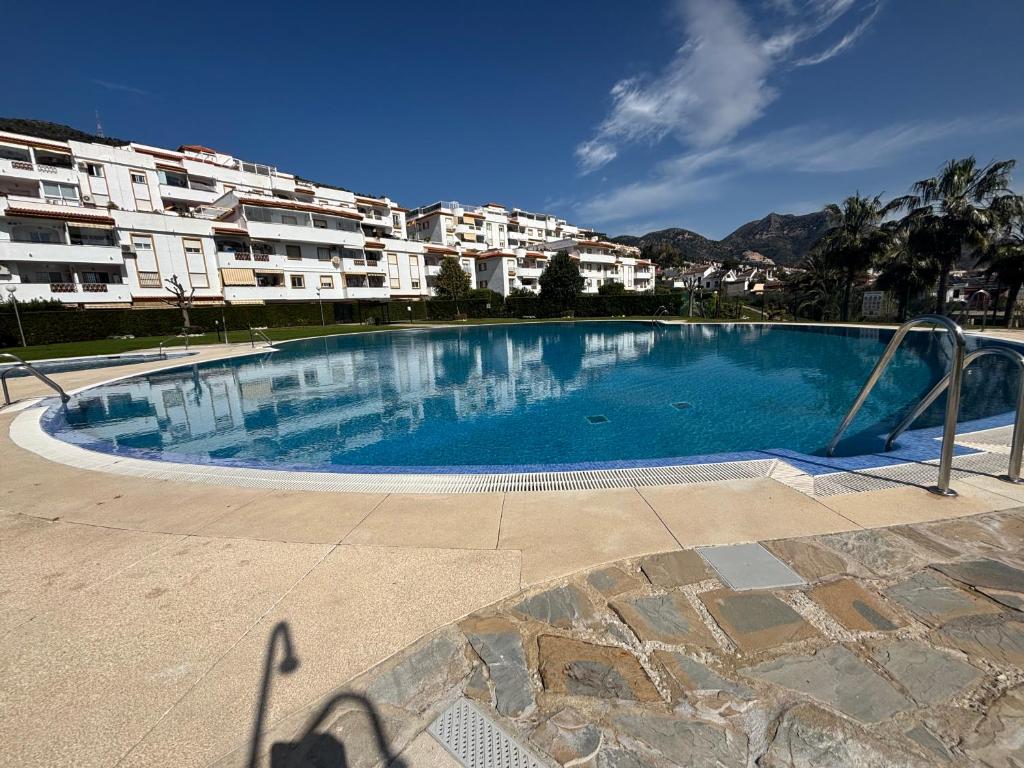 a large swimming pool in front of a building at Apartamento Benalmarina in Benalmádena