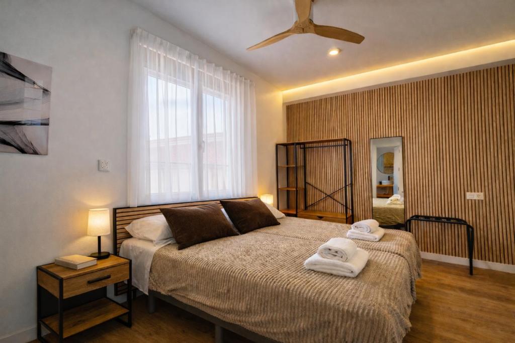 a bedroom with a bed with towels on it at Oak Lodge - Oakplaces in León