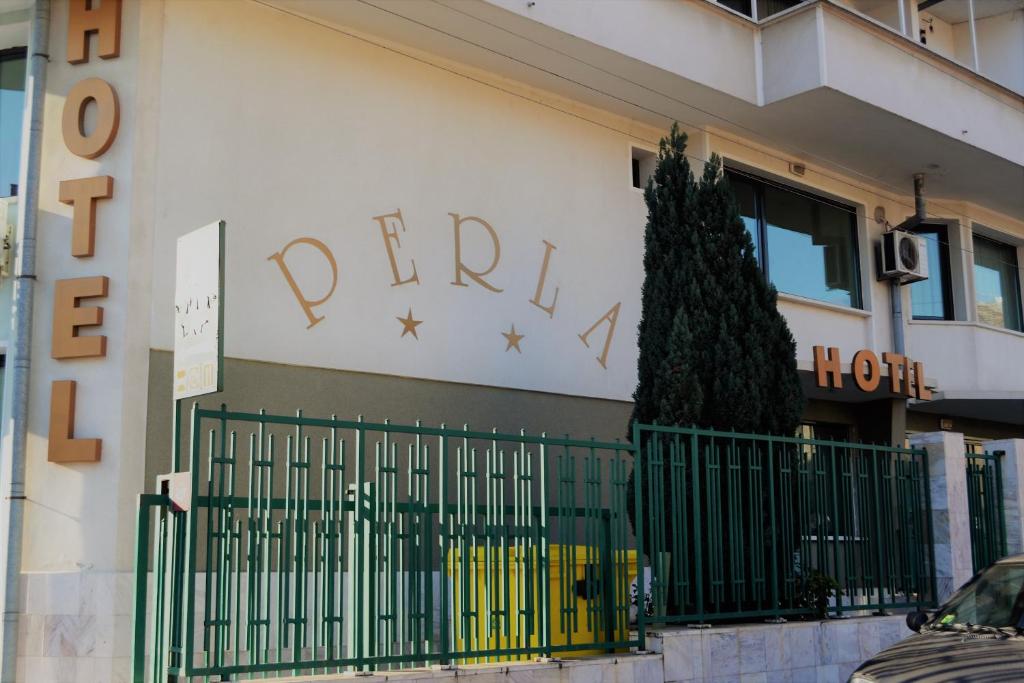 una señal en el lado de un edificio con un árbol de Navidad en Hotel Perla, en Gorna Oryakhovitsa