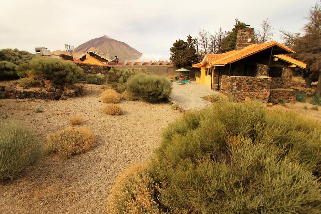 een huis in de woestijn met een berg op de achtergrond bij Casa Tajinastes del Teide in Las Canadas del Teidn