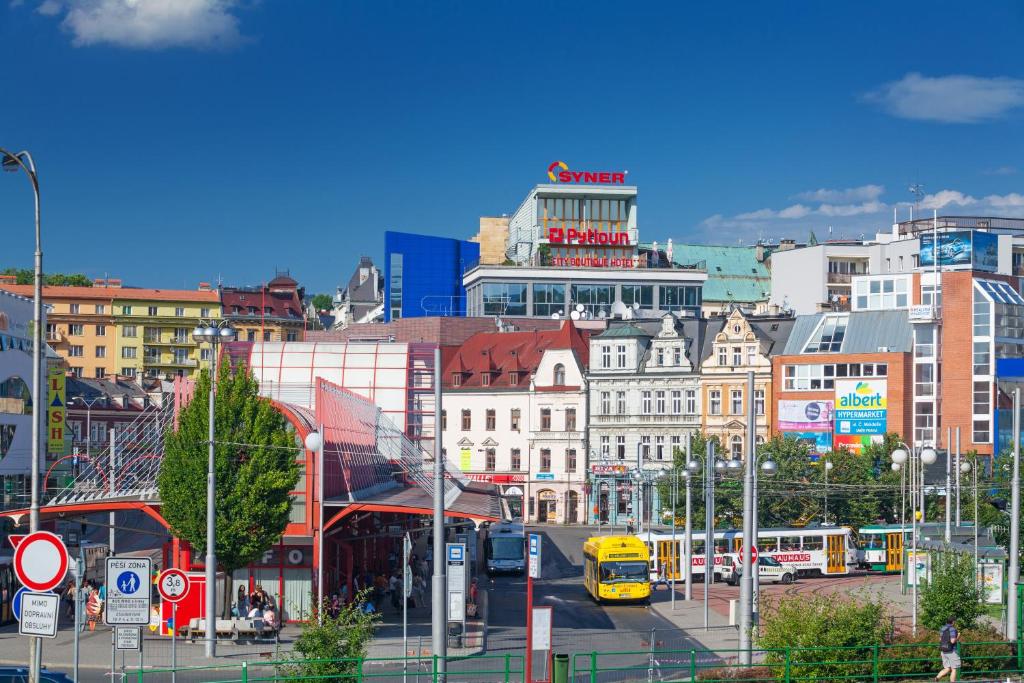 Uma vista geral de Liberec ou a vista da cidade a partir do hotel