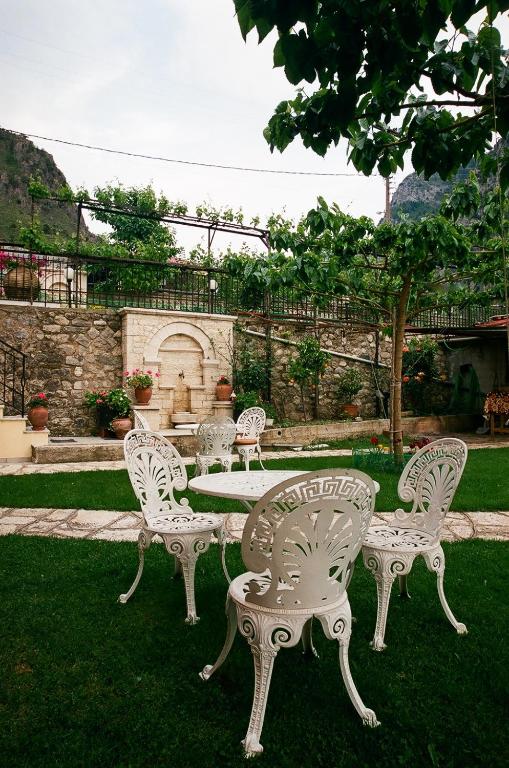a group of chairs and a table in a yard at Epavli Antonis in Konitsa