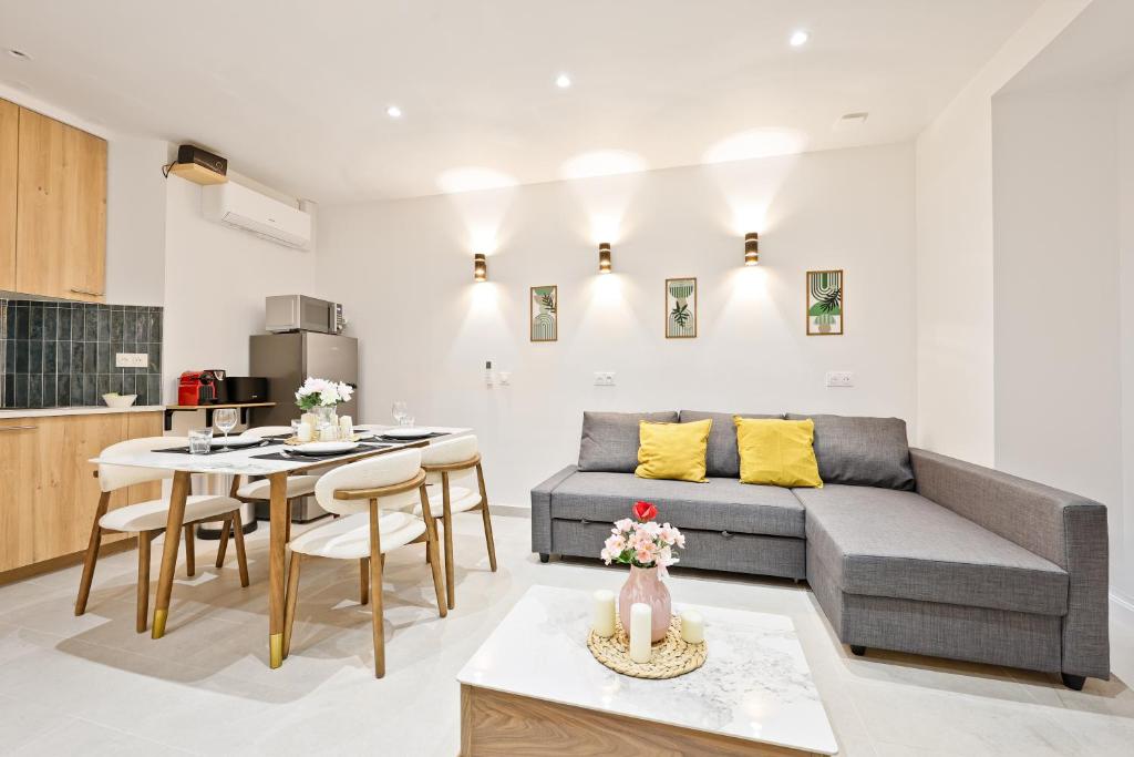 Champs Elysée Arc de Triomphe 2 Bedroom Apartment NetFlix
