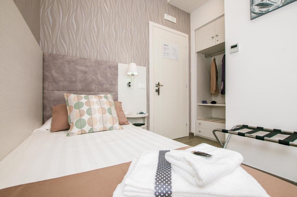 Łóżko lub łóżka w pokoju w obiekcie Elenoire Rooms & Suite