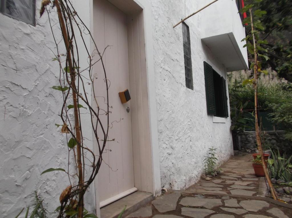 Biały dom z drzwiami i chodnikiem w obiekcie Misurino w mieście Paul