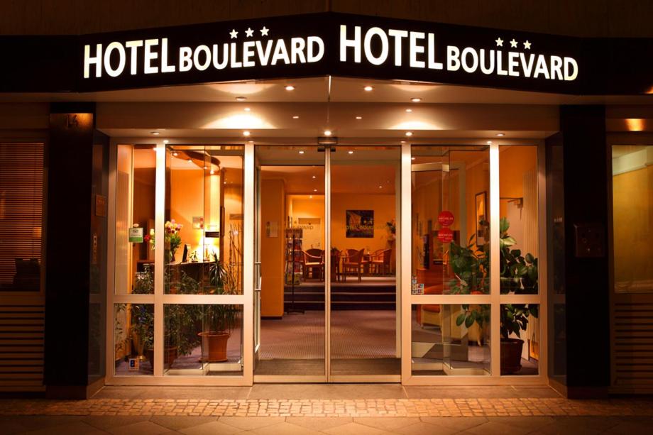 ein Hotelgebäude mit einem Schild an der Vorderseite in der Unterkunft Hotel Boulevard in Köln