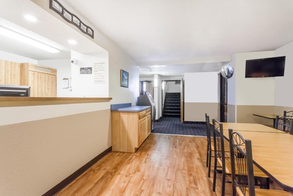 Kuchyň nebo kuchyňský kout v ubytování Super 8 by Wyndham Sidney NY