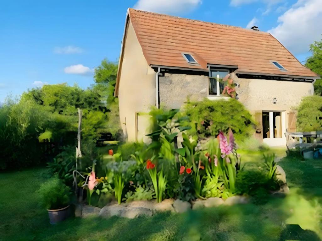 a house with a garden in front of it at La Ruche - Coquelicot in Mauriac