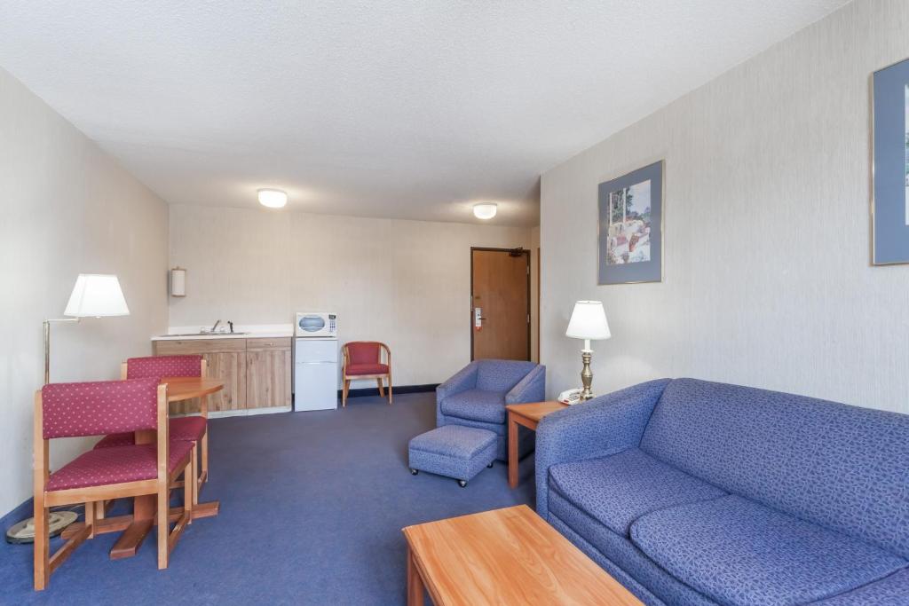 Posezení v ubytování Super 8 by Wyndham Sidney NY