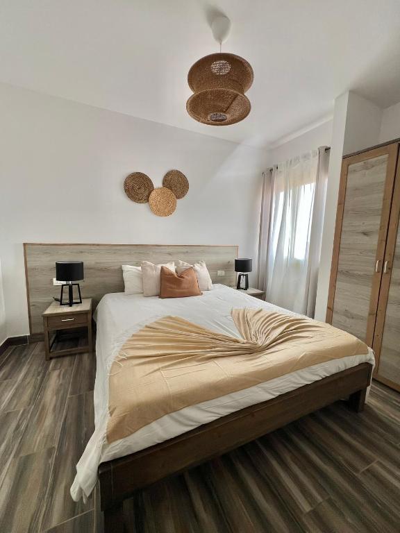 Sal e Luz Apartment في سانتا ماريا: غرفة نوم بها سرير كبير وسقف