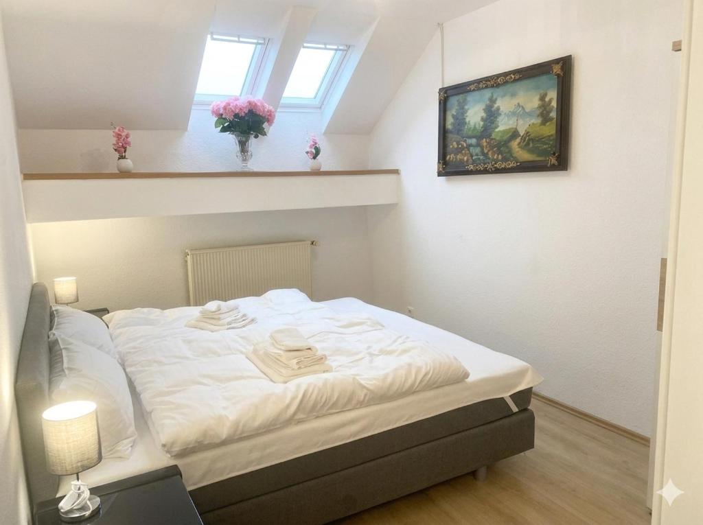 a bedroom with a bed with white sheets and a window at Einzelzimmer am Rheim Nierstein in Nierstein