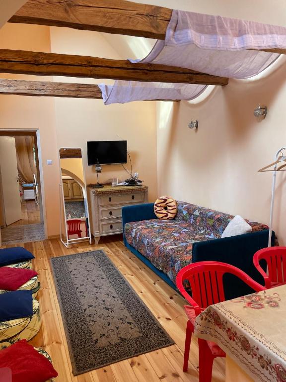 a living room with a couch and a bed at Marokanski domek in Mielnik
