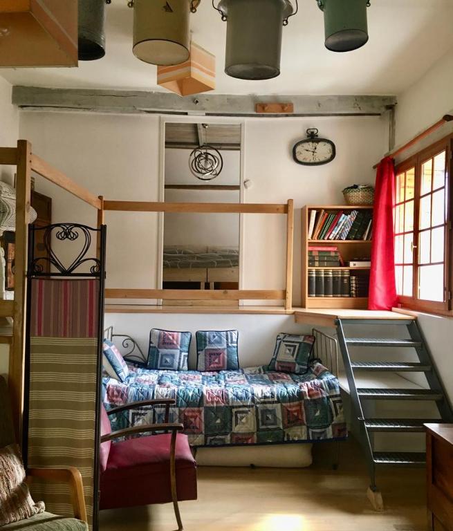 a bed in a room with a bunk bed in a bedroom at Les capucins de Provins Maison in Provins