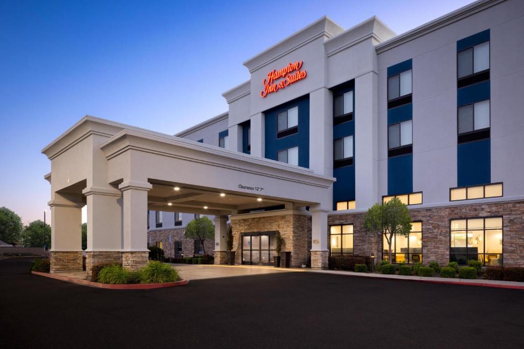 a rendering of the front of a hotel at Hampton Inn & Suites Manteca in Manteca