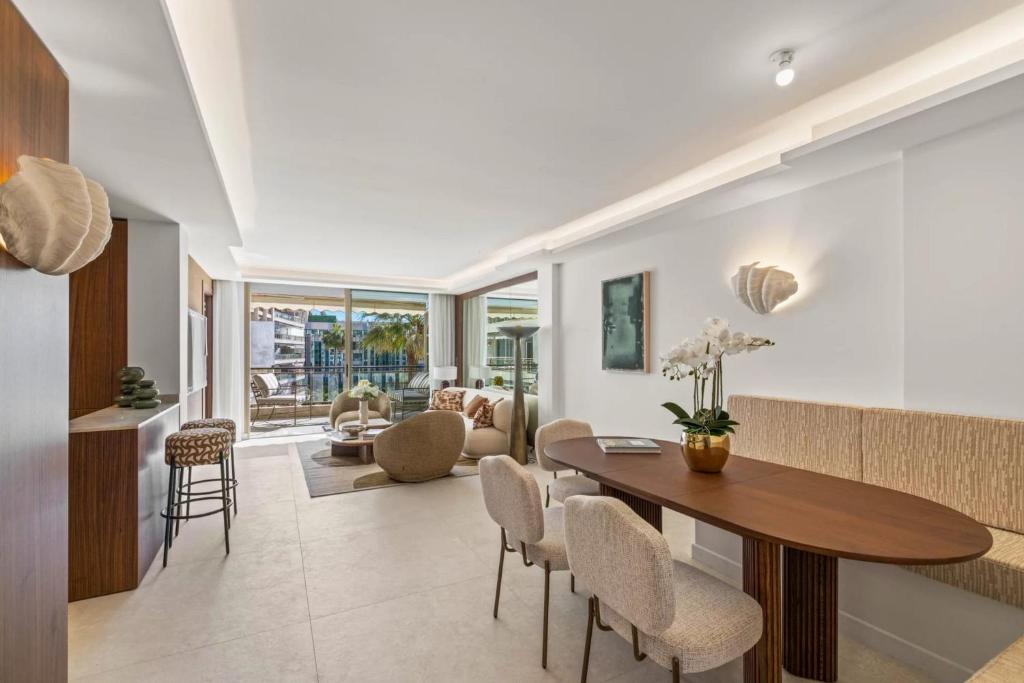 REF 2029 Sea view apartment for rent Cannes Croisette
