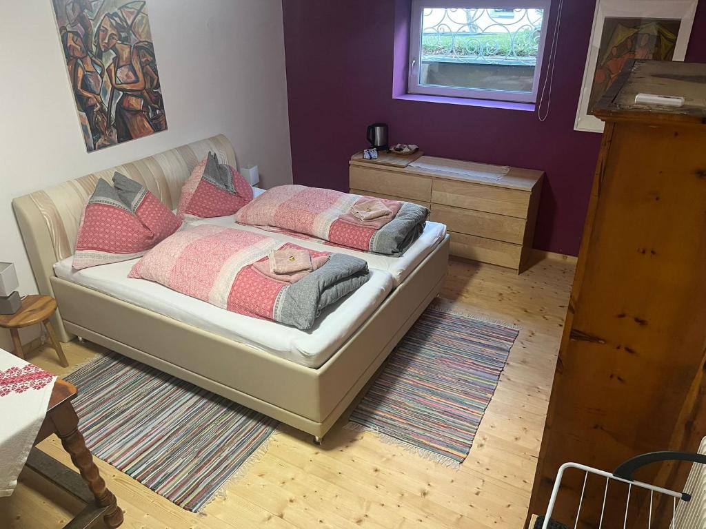 a bedroom with a bed with two pillows on it at Smart Stay - Privates Zimmer & Bad im Untergeschoss - Kingsize Komfort fuer Zwei in Radstadt