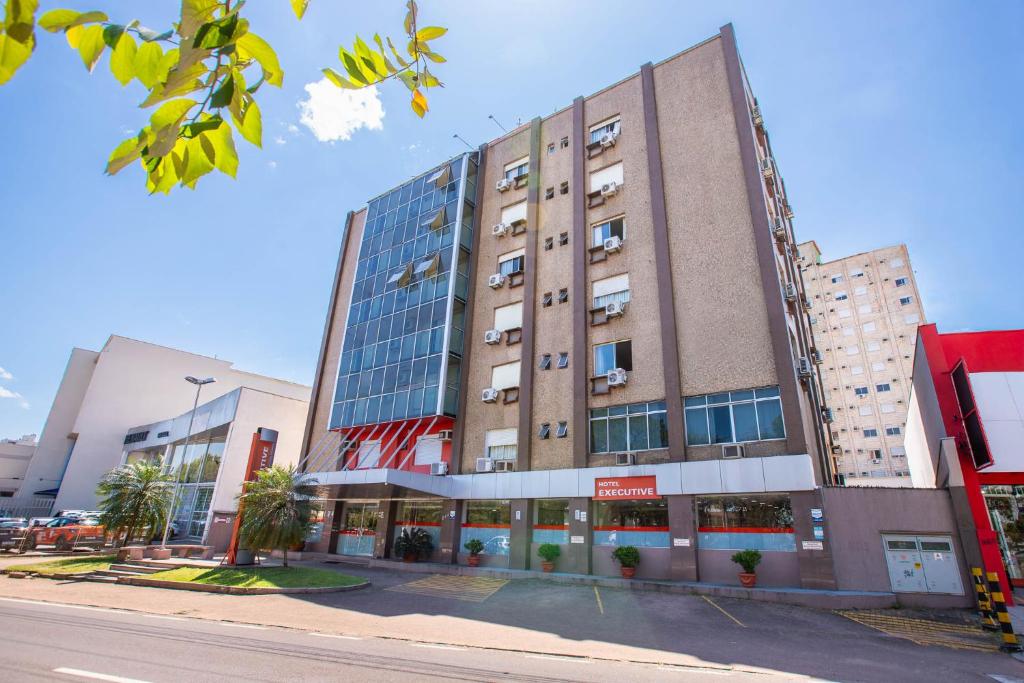 a tall building on a city street at Hotel Suárez Executive Novo Hamburgo in Novo Hamburgo
