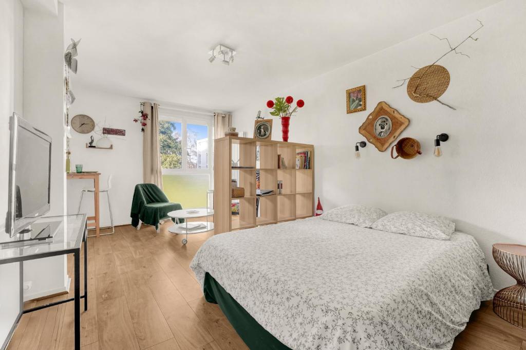 a bedroom with a bed and a desk and a television at ღ La Bohème - avec Parking - Aéroport et Airbus in Blagnac