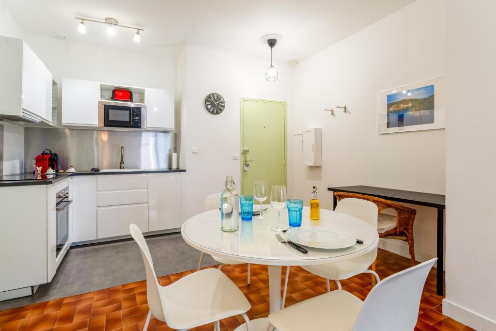 GRAND APPARTEMENT LUMINEUX POUR 2 à 4 PERSONNES A AVIGNON INTRA-MUROS WiFI GRATUIT - Housity