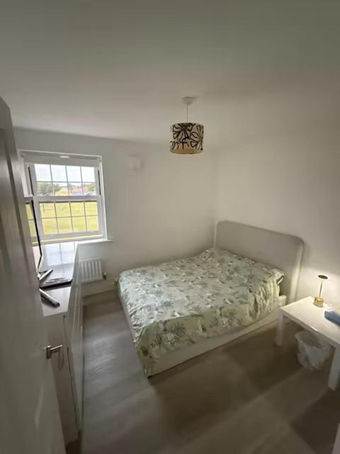 ein weißes Schlafzimmer mit einem Bett und einem Fenster in der Unterkunft Brampton Park - double room in Brampton Grange