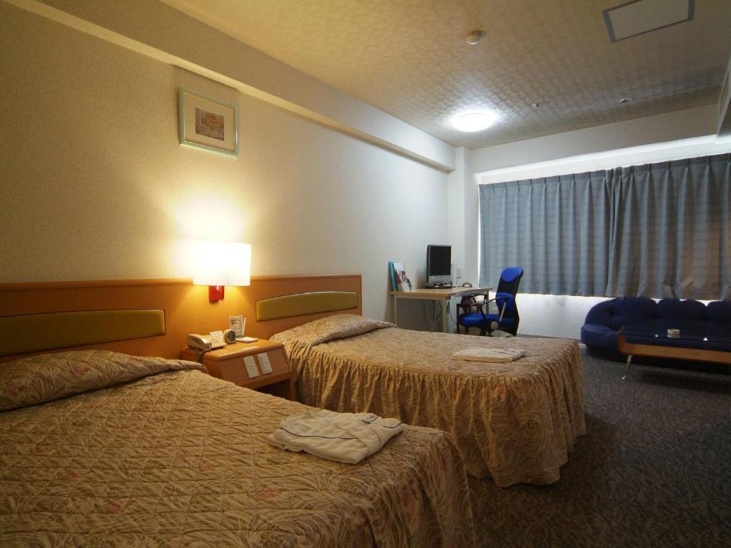 Un pat sau paturi într-o cameră la Hotel Crown Hills Himeji