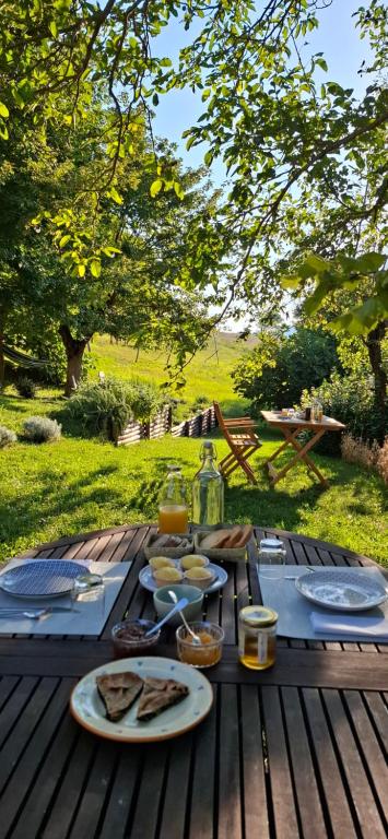 a picnic table with food on top of it at Casa Febe in Gombio