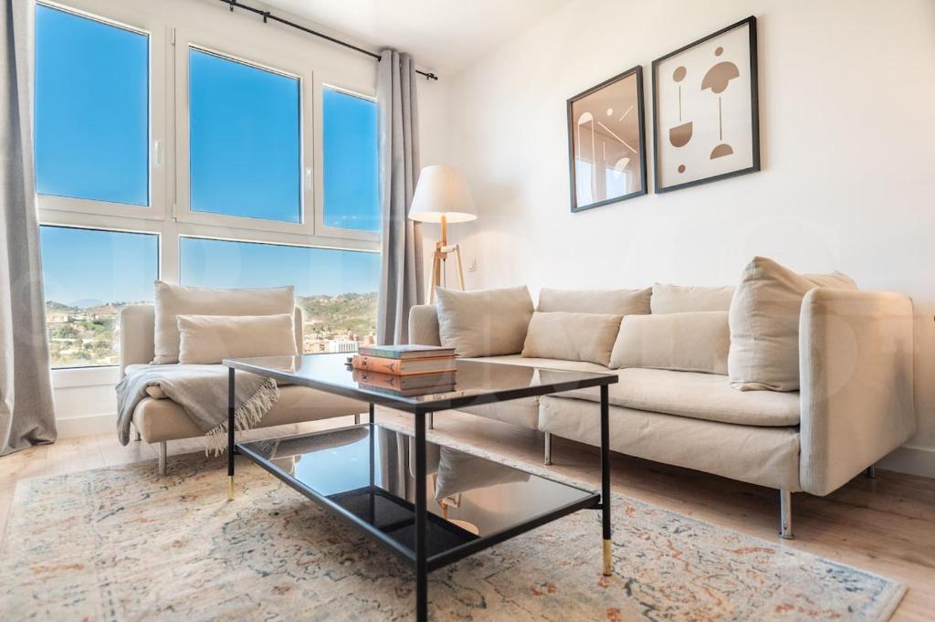 23rd Floor City Apartment with Pool & Gym REMS