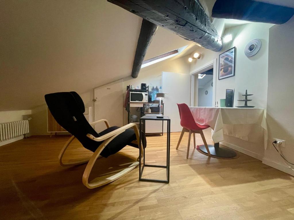 a living room with two chairs and a table at Appartamento - Mini Suite in Brescia
