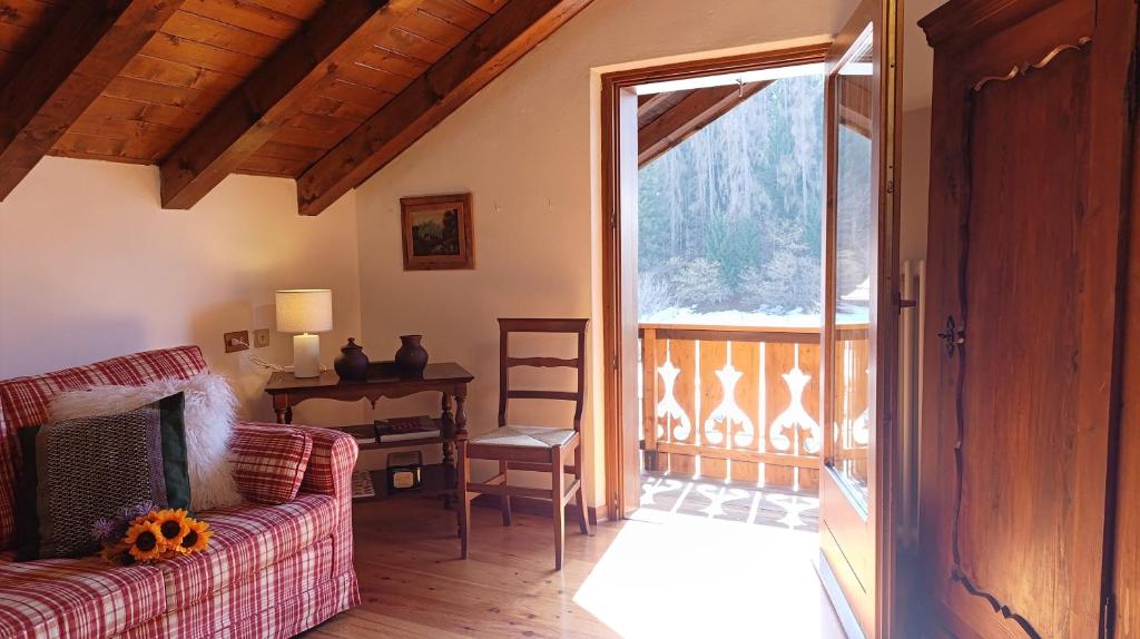 a living room with a couch and a window at Casa Savilla by Ca-Sa Check in Pieve di Cadore