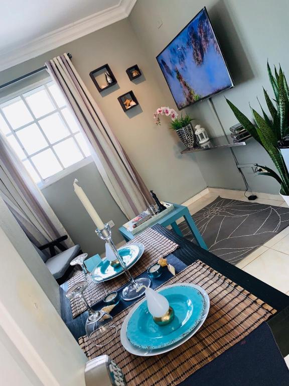 a living room with a table with blue plates on it at Independent, central studio Apt3-A in El Seis