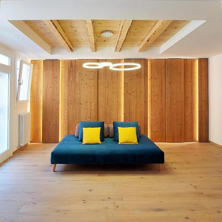 a room with a blue bed with two yellow pillows at La Bricola - Buora in Chioggia