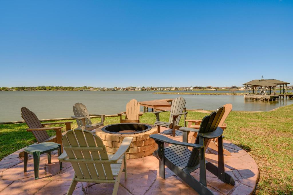 Modern Lake Conroe House with Lakefront Park and Deck!