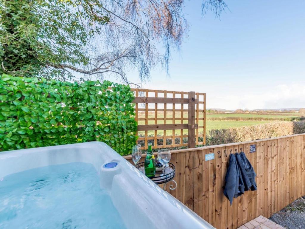 a bath tub with bottles and glasses on a fence at 3 Bed in Stokesley oc-77667 in Carlton