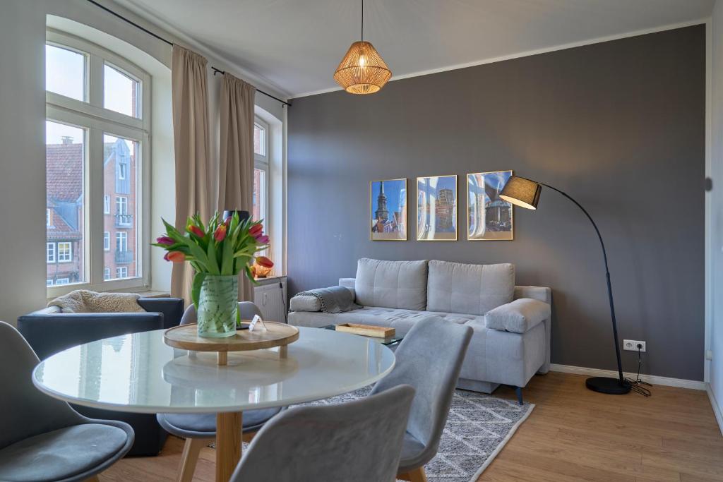 a living room with a couch and a table at Zeitapartments Am Fischmarkt in Stade