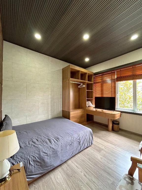 a bedroom with a large bed and a desk at Twins Villa Đà Lạt in Khu Chi Lăng