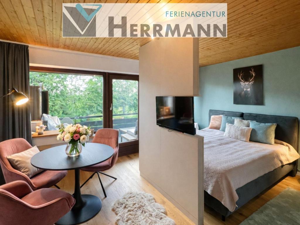 a hotel room with a bed and a table and chairs at Ferienapartment Buchenberg in Halblech