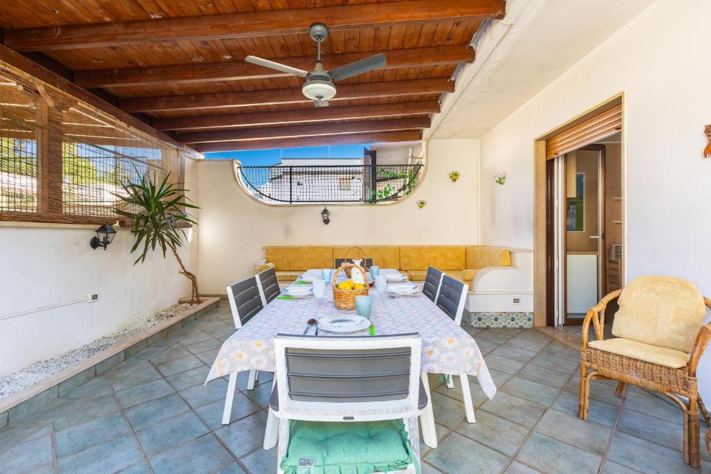 a patio with a table and chairs and a ceiling at Gelso Selvatico by BarbarHouse in Specchiolla