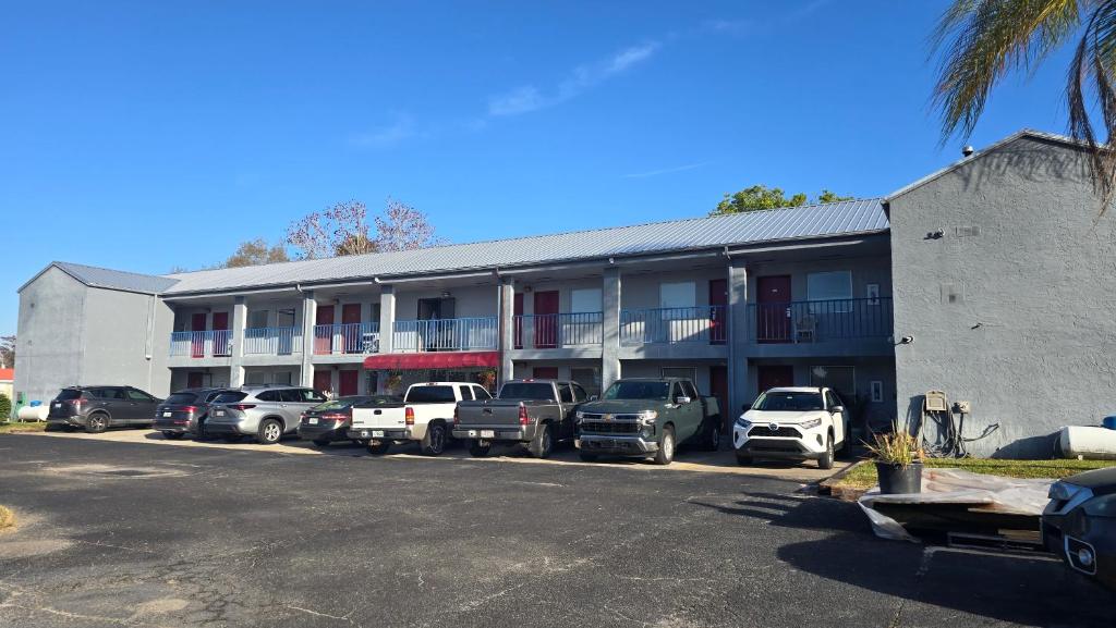 a large building with cars parked in front of it at Lakeview Inn & Suites Okeechobee in Okeechobee
