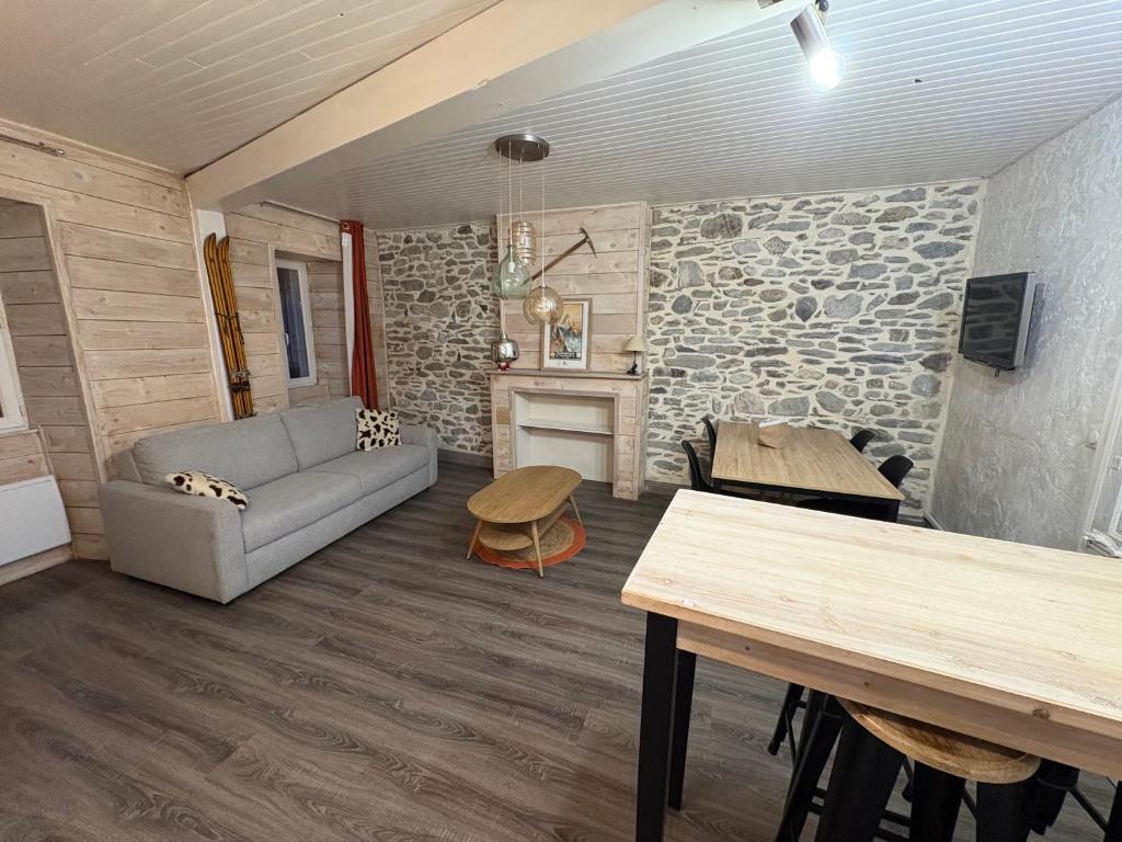 a living room with a couch and a table at Appartement la Tûte centre Laruns in Laruns