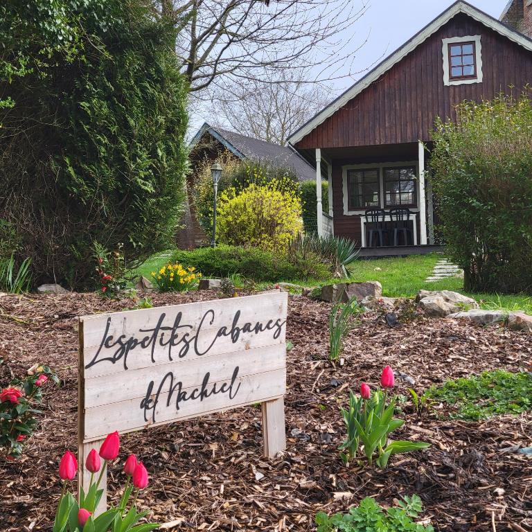 a sign in a yard in front of a house at Les Petites Cabanes de Machiel in Machiel