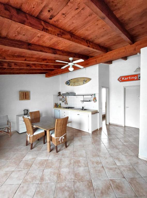 a kitchen with a table and chairs and a ceiling at Attico Surfhouse Mistral Estoril in Sal Rei